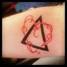 Signification de tatouage de triade 16