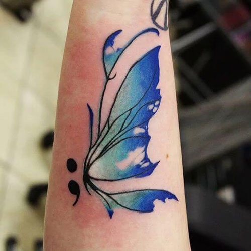 Tatouages ​​créatifs de point-virgule papillon sur le poignet