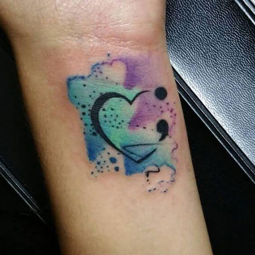 Tatouage point-virgule coloré sur le poignet pour les femmes