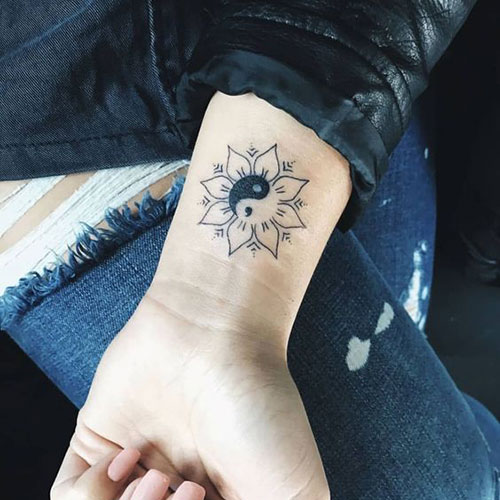 Tatouage point-virgule fleur Yin Yang