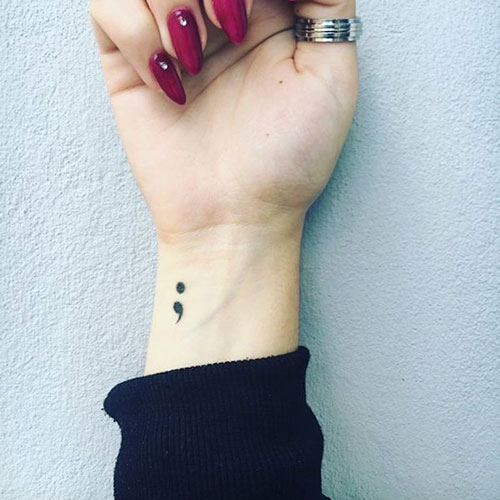 Petit tatouage simple point-virgule sur le poignet