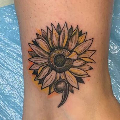 Beau tatouage de point-virgule fleur