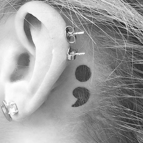 Tatouage de point-virgule simple à l'arrière de l'oreille