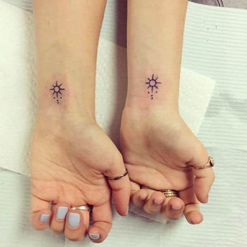Tatouages ​​minuscules soeur sur le poignet