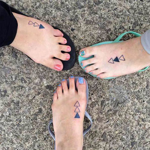 Idées de tatouage de pieds de soeur