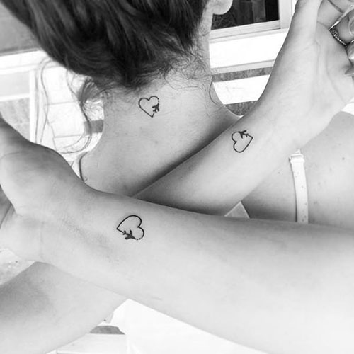 Idées mignonnes de tatouage de soeur de coeur pour 3