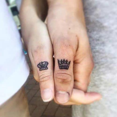 Tatouage roi et reine couronne sur le doigt