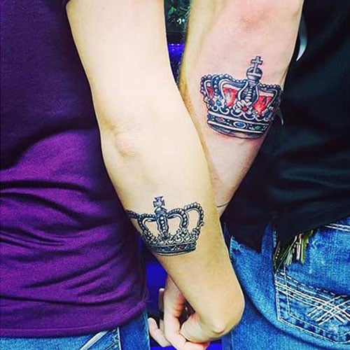 Tatouage de couronne de roi et de reine sur le bras