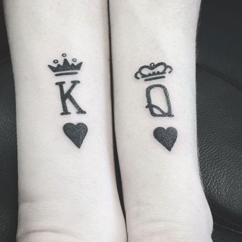 Tatouages ​​noirs du roi et de la reine - Coeurs avec des couronnes