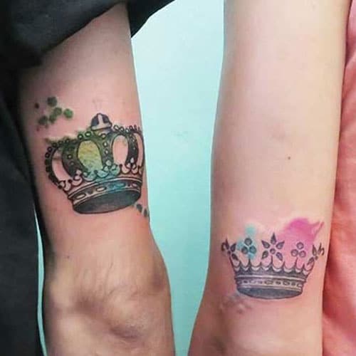 Tatouages ​​colorés de couronne de roi et de reine pour les relations