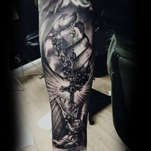 Designs de tatouage avant-bras religieux significatifs pour les hommes