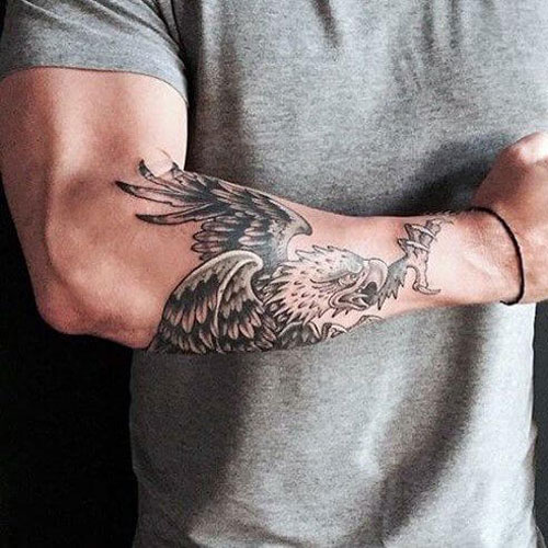 Meilleures conceptions de tatouage de bras inférieur pour les hommes