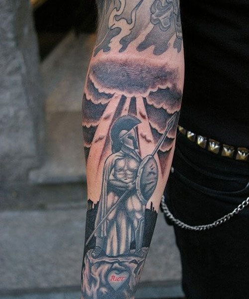 Superbes conceptions de tatouage sur le bras inférieur