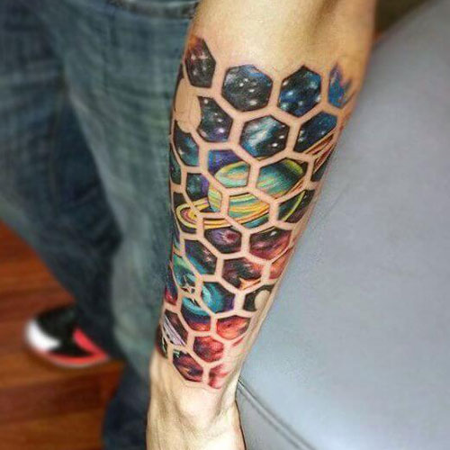 Idées colorées de tatouage du bas du bras pour les gars