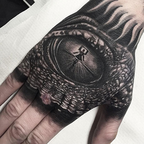 Dessins étonnants de tatouage à la main