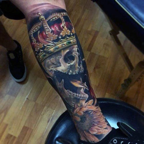 Crâne avec tatouage avant-bras couronne