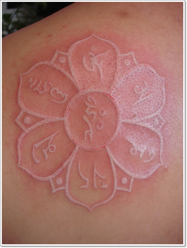 tatouage-fleur-de-lotus-encre-blanche
