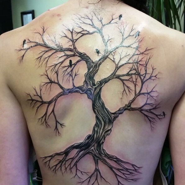 tatouage à main libre d'oiseaux et d'arbres