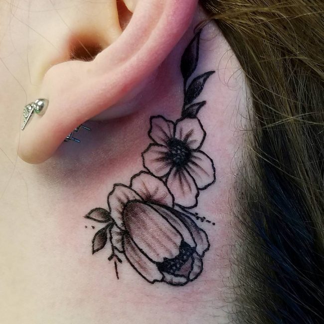 derrière les tatouages d'oreille