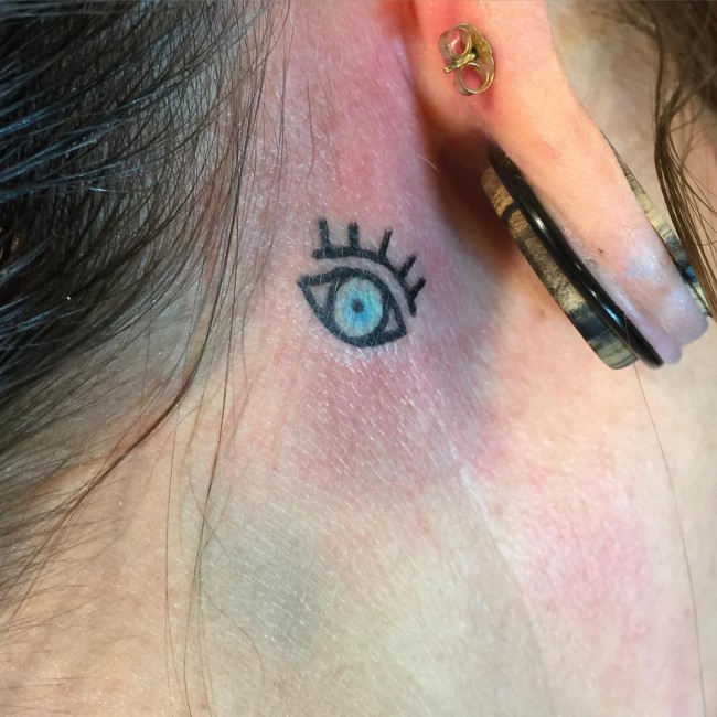 derrière les tatouages d'oreille