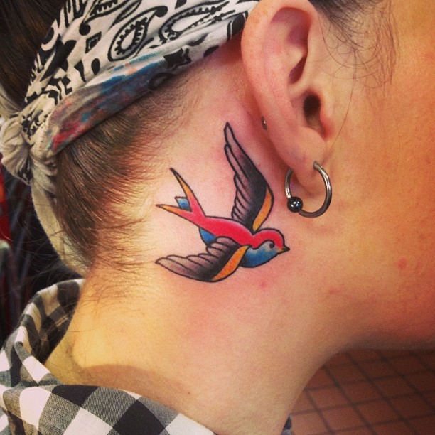 derrière les tatouages d'oreille