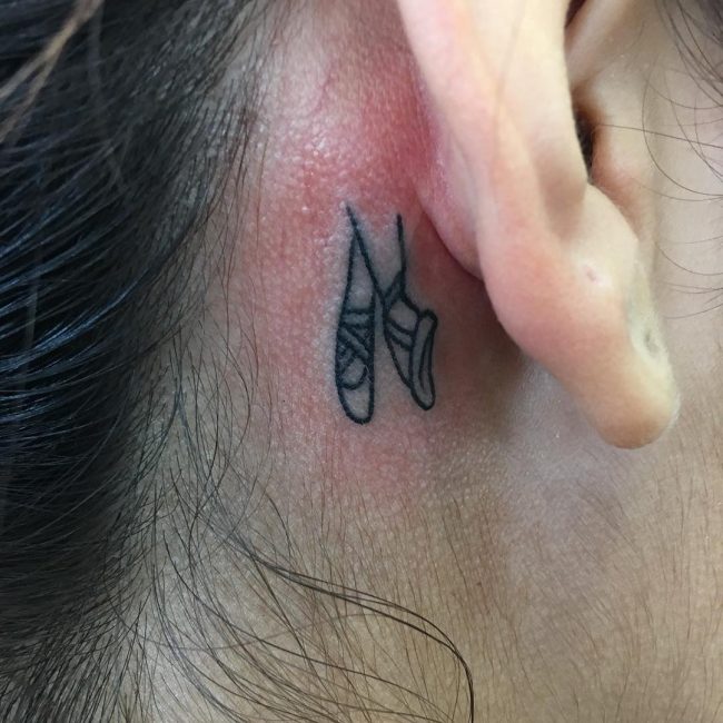 derrière les tatouages d'oreille