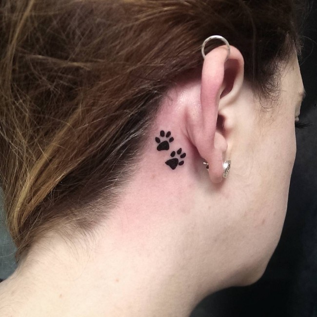 derrière les tatouages d'oreille