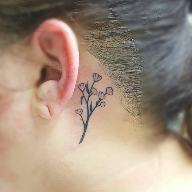 derrière les tatouages d'oreille