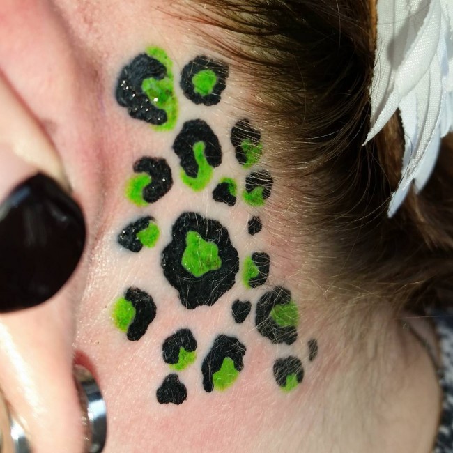 derrière les tatouages d'oreille