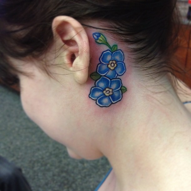 derrière les tatouages d'oreille