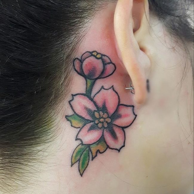 derrière les tatouages d'oreille