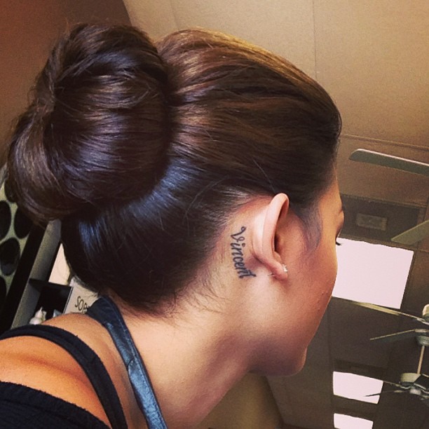 derrière les tatouages d'oreille