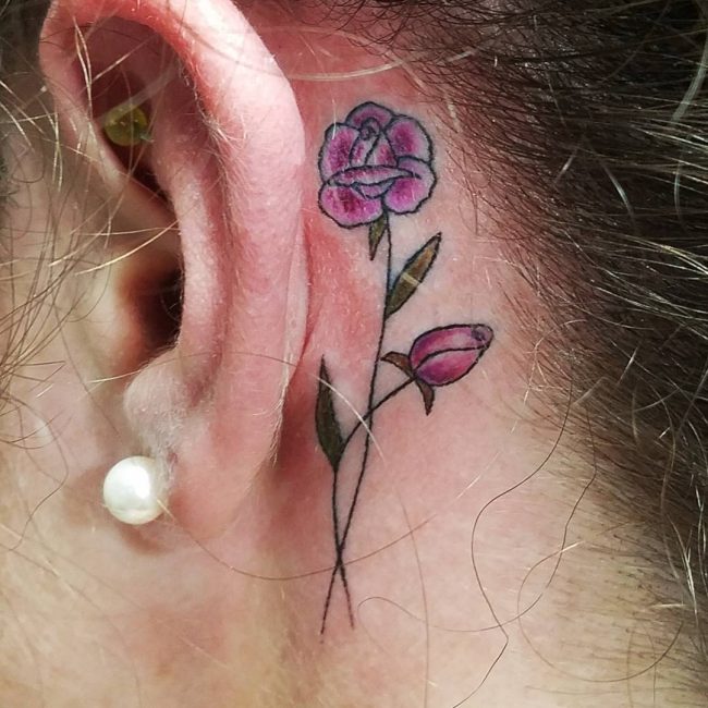 derrière les tatouages d'oreille