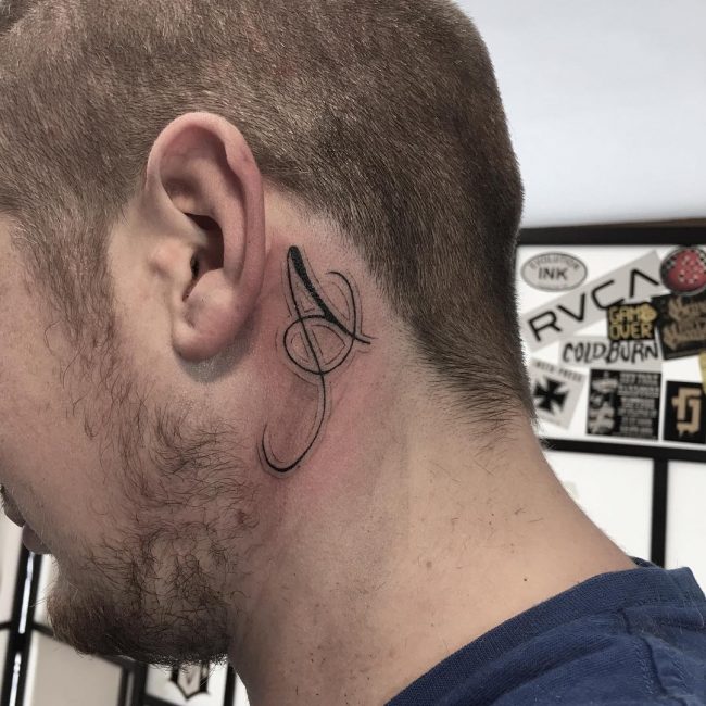 derrière les tatouages d'oreille