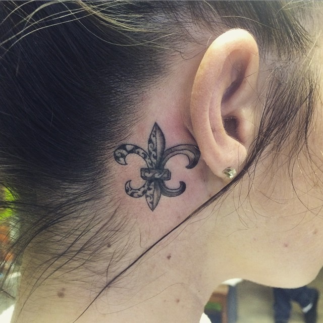 derrière les tatouages d'oreille