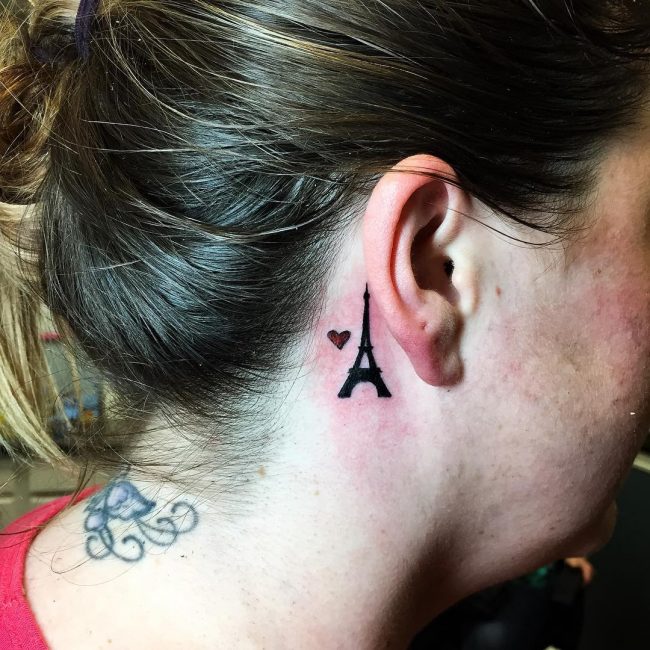 derrière les tatouages d'oreille