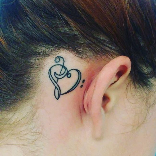 derrière les tatouages d'oreille