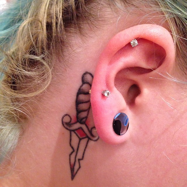 derrière les tatouages d'oreille