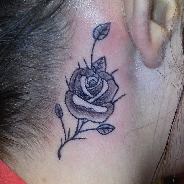 derrière les tatouages d'oreille