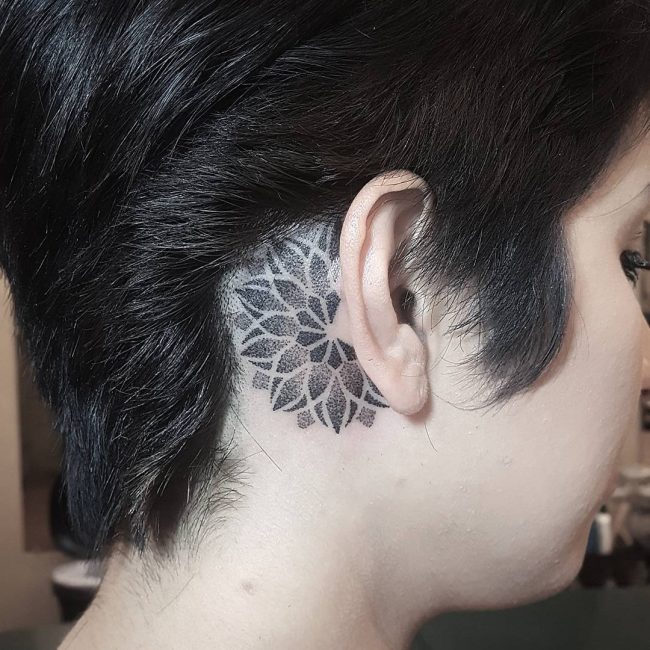 derrière les tatouages d'oreille