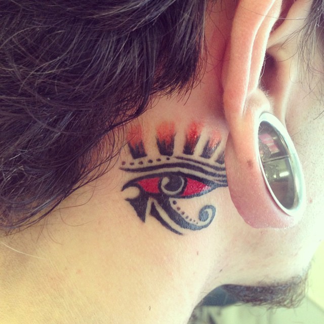 derrière les tatouages d'oreille