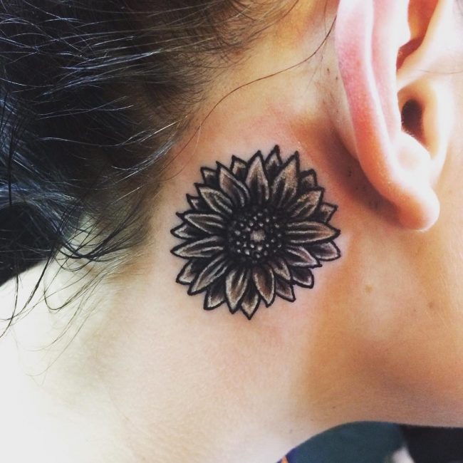 derrière les tatouages d'oreille