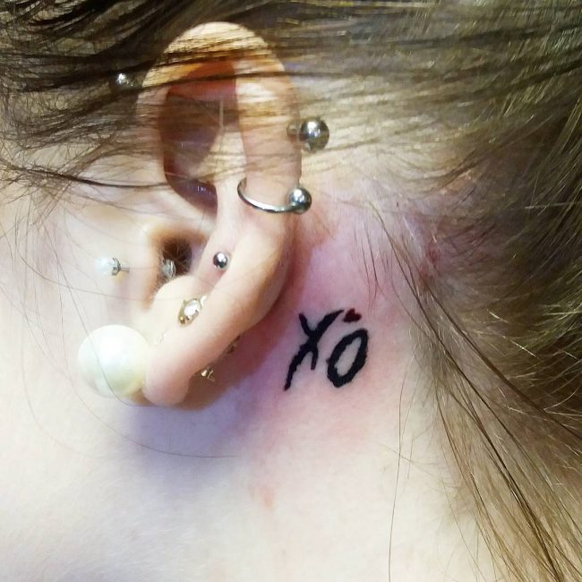 derrière les tatouages d'oreille
