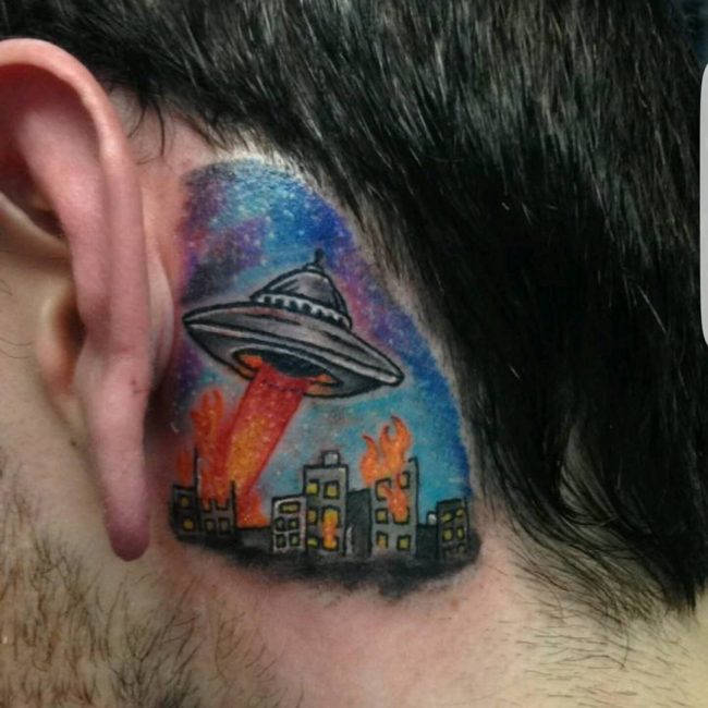 derrière les tatouages d'oreille