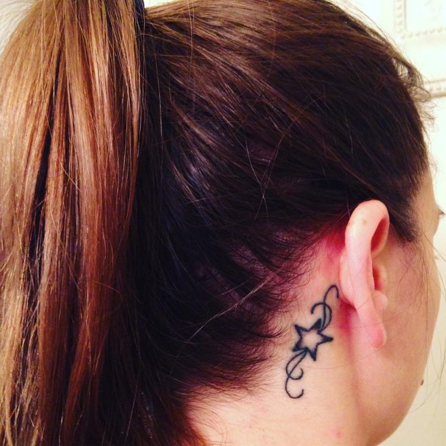 derrière les tatouages d'oreille