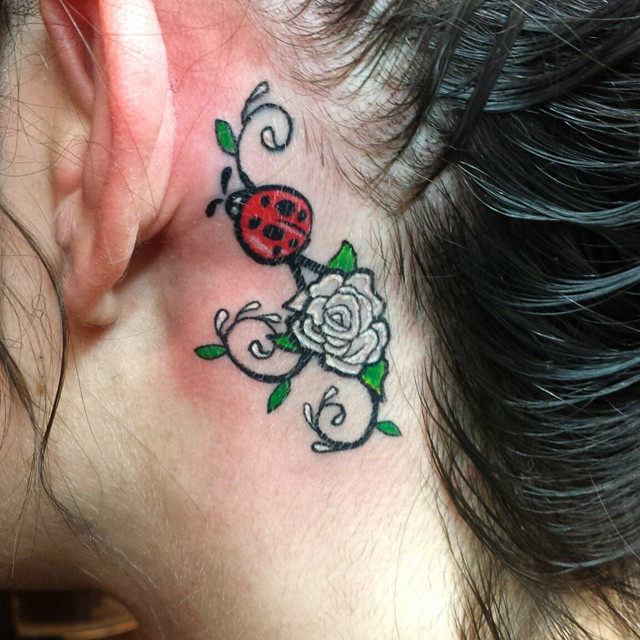 derrière les tatouages d'oreille