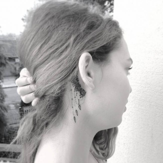 derrière les tatouages d'oreille