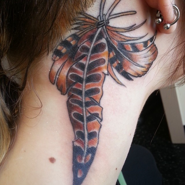 derrière les tatouages d'oreille