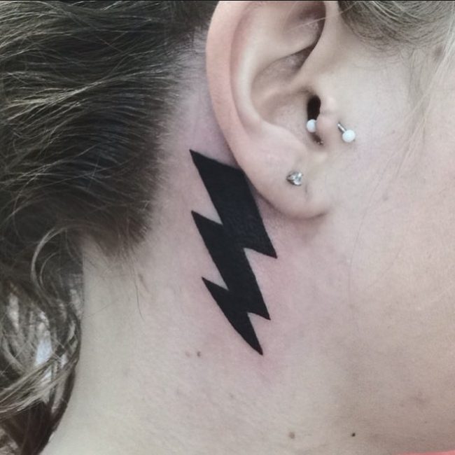 derrière les tatouages d'oreille