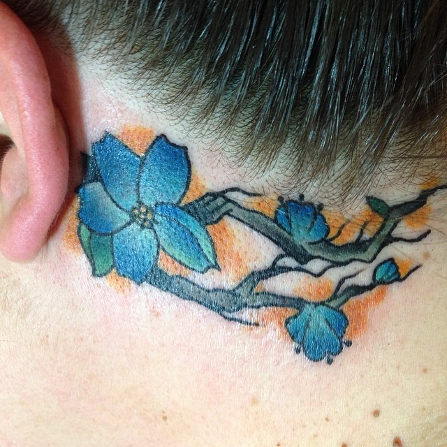 derrière les tatouages d'oreille